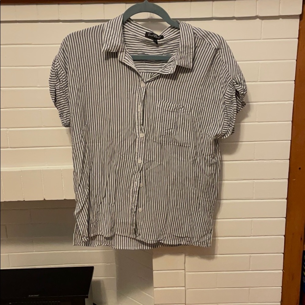 Collared button up shirt sleeve shirt